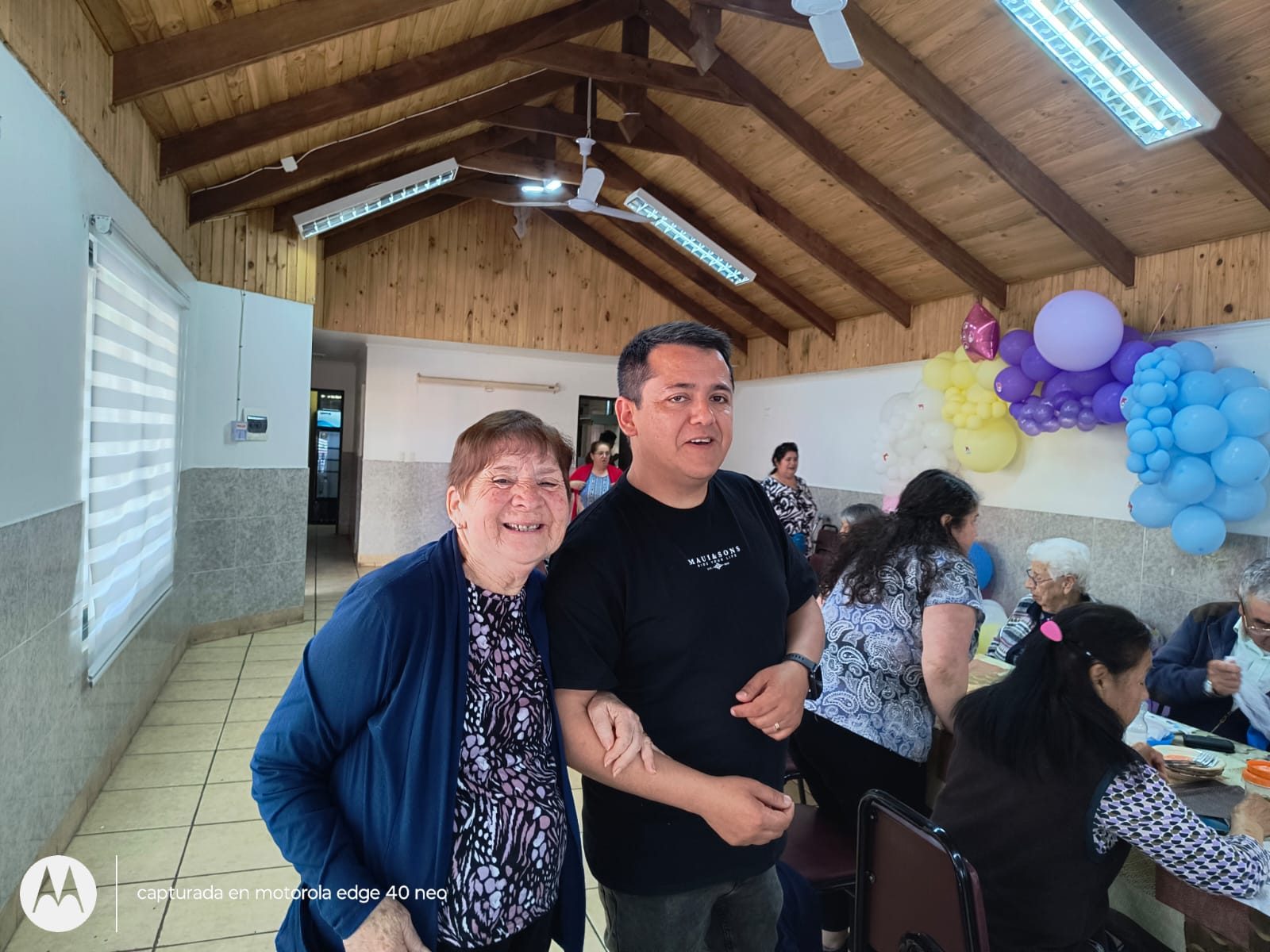 Cliff Henríquez conversando con vecinos del Club de Adulto Mayor de Chillán
