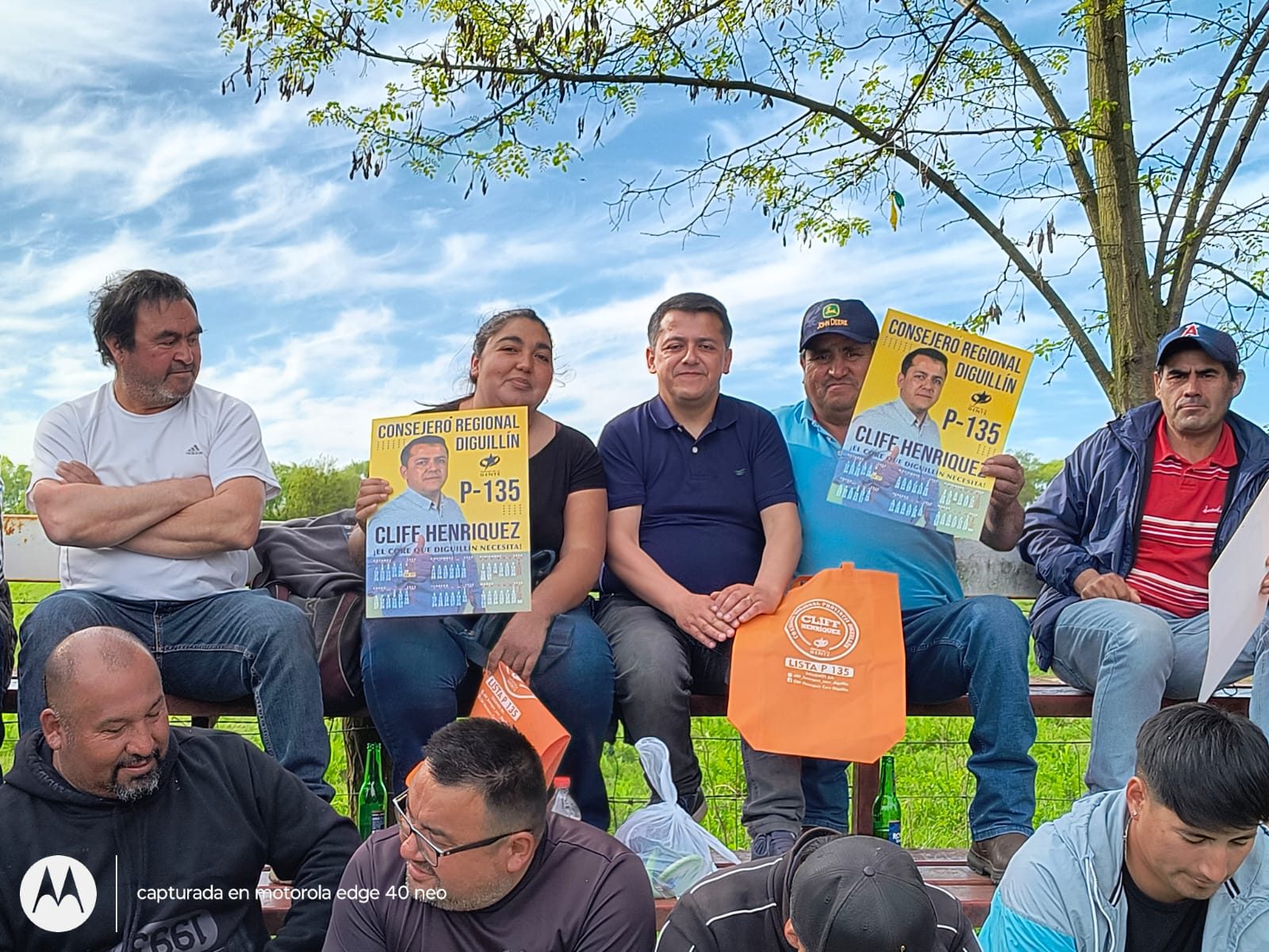 Equipo de campaña de Cliff Henríquez en el recorrido por Diguillín